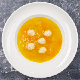 Куриный бульон с фрикадельками