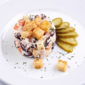 Салат с сыром, красной фасолью и гренками