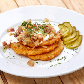 Драники с зажаркой и сметаной