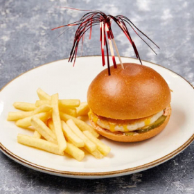 Бургер с куриной котлетой и картофелем фри