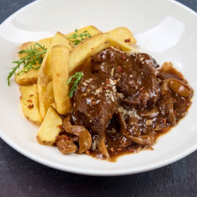 Говяжьи щёки с картофельными лодочками