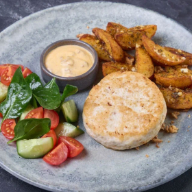 Котлета с сырным соусом и обжареный картофель